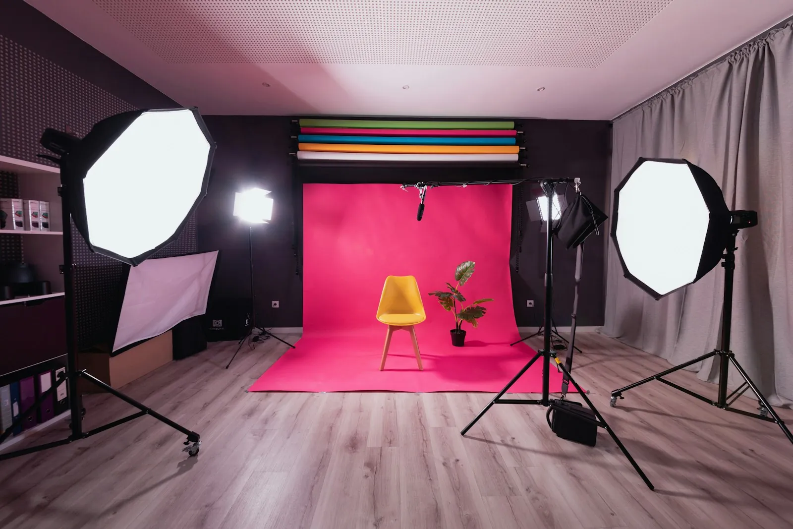 Plateau de tournage Rise Digital avec fond coloré, softbox et éclairage studio